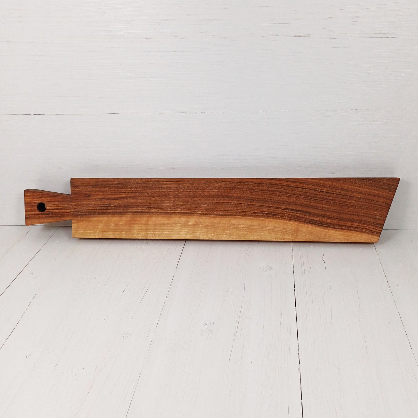 Tagliere Lungo per Aperitivi con Manico a coda di Rondine 60x10cm in Noce