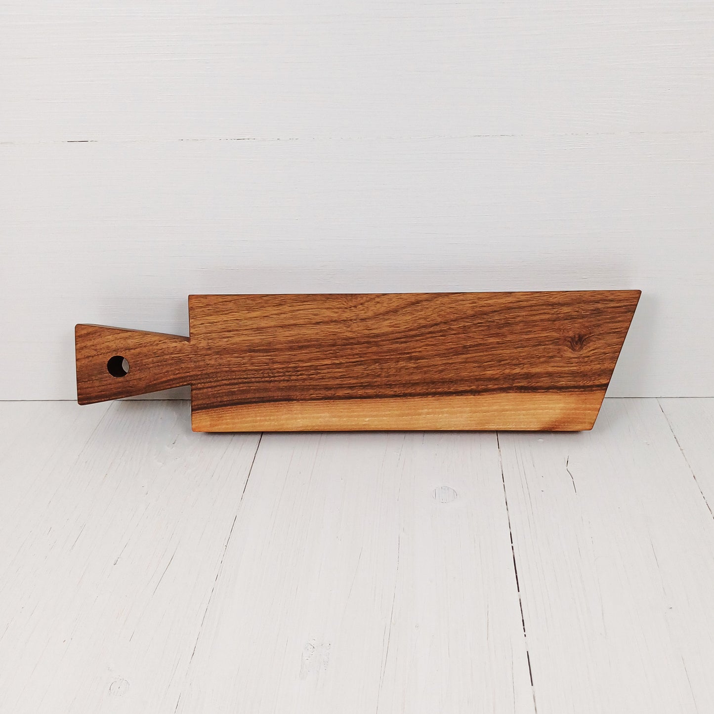 Tagliere Lungo per Aperitivi con Manico a coda di Rondine 40x10cm in Noce