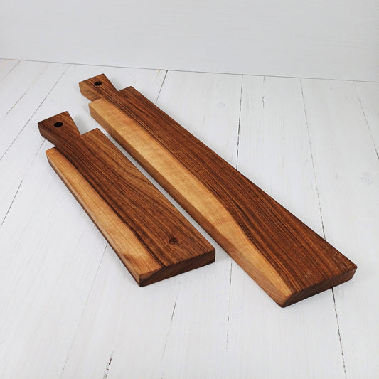 Tagliere Lungo per Aperitivi con Manico a coda di Rondine 60x10cm in Noce