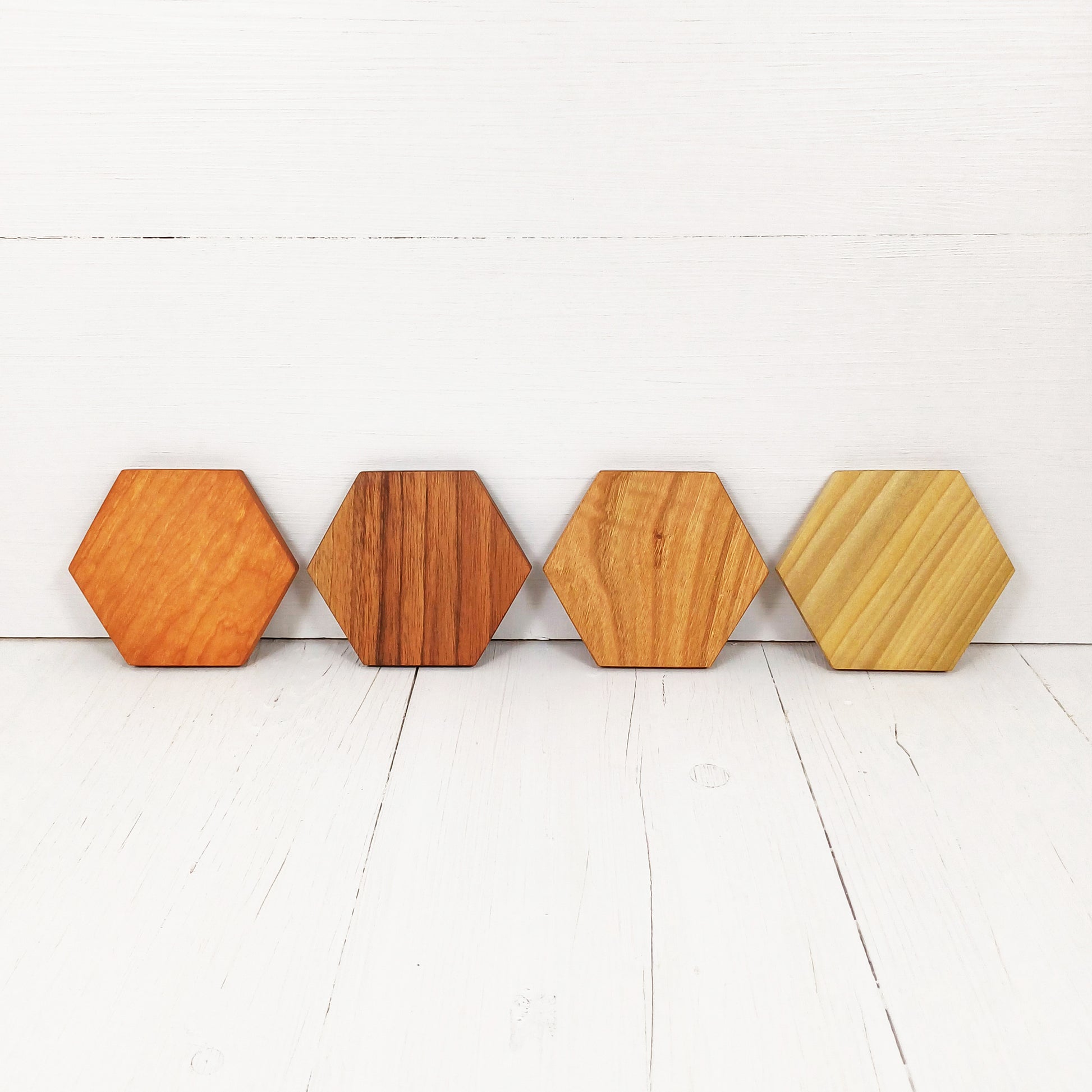 Set di 4 sottobicchieri in legno per biscotti: quadrati, naturali e noce, divertenti proteggi tavolo (2 chiari + 2 scuri) | Leroy Merlin Set di 4 sottobicchieri in legno per biscotti: quadrati, naturali e noce, divertenti proteggi tavolo (2 chiari + 2 scuri) | Leroy Merlin