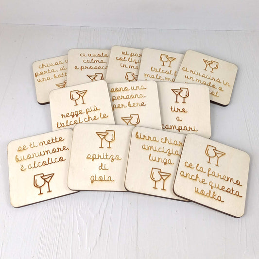 Sottobicchiere Quadrato in Pioppo - Frasi Alcool Battuta - Set 12 Pezzi